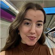 Profesora titulada en Inglés con 3 años de experiencia. Doy clases de Inglés, Español y Catalán, tanto presencial como online.